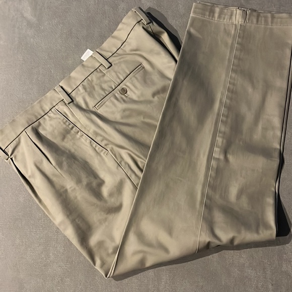 Men Docker Khaki Classic Pants!!! Size: W42/L32 - Picture 3 of 8